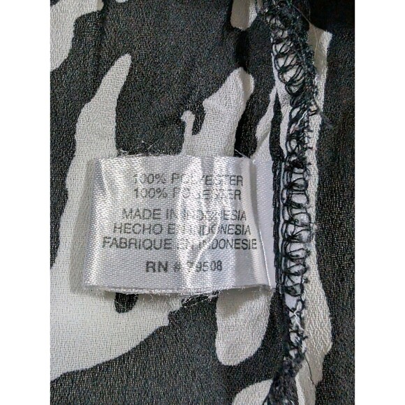 Violet & Claire Blouse Ruffle Detail Grey and Black Print Womans Size XL   Flaw - Picture 7 of 13